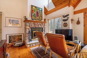 Smart-TV, Kamin, DVD-Player, Bücher