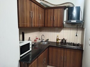Microwave, oven, stovetop, cookware/dishes/utensils