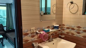 Sèche-cheveux, bidet, serviettes fournies, savon
