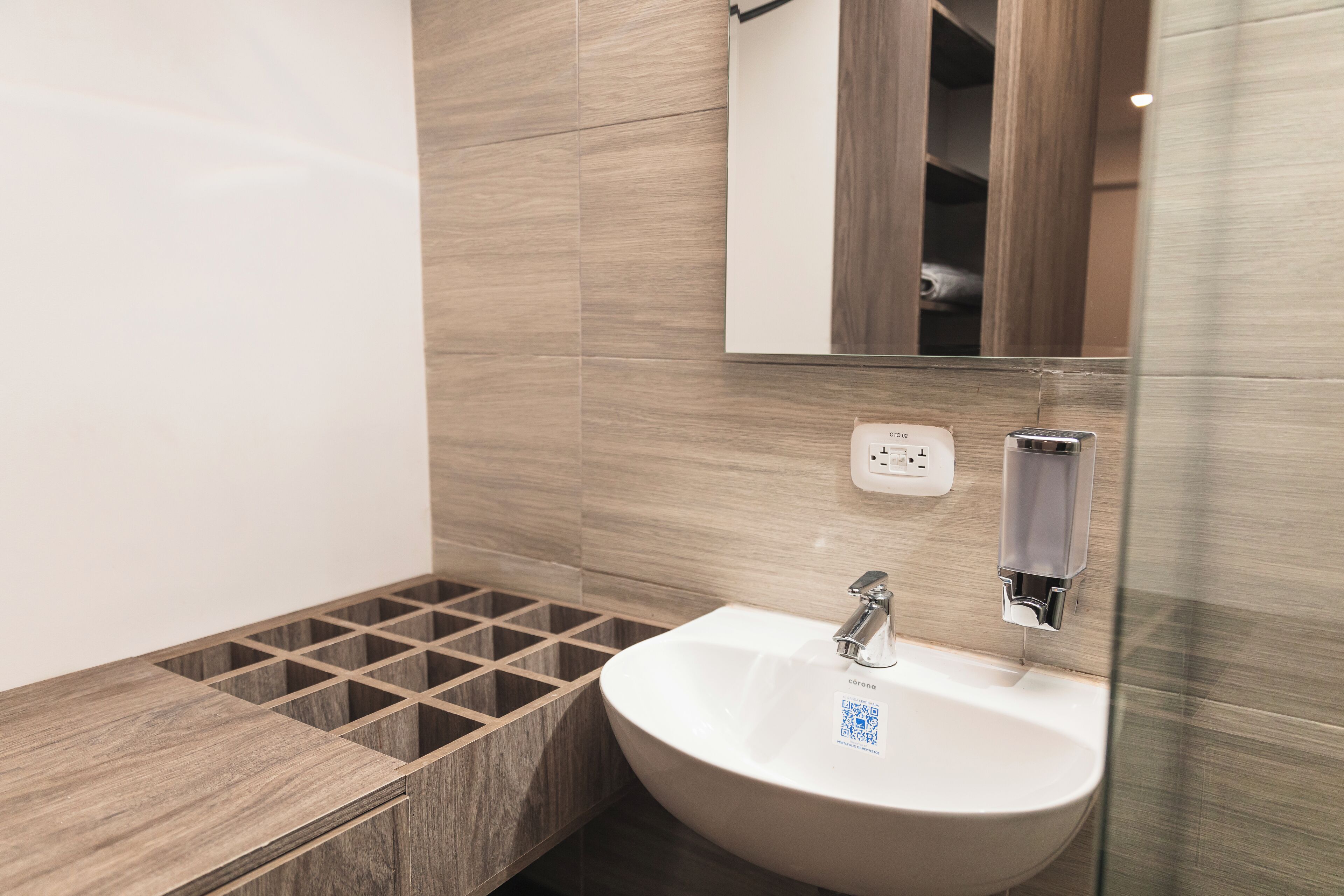 Regadera, toallas, papel de baño 