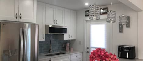Coffee/tea maker, fridge, microwave, oven