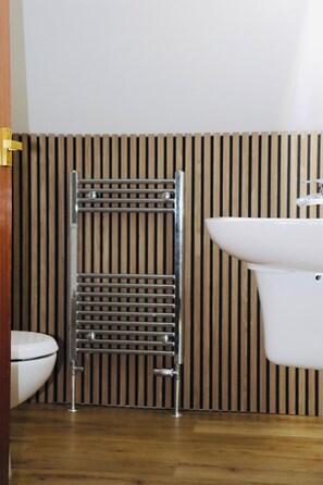 Regadera, secadora de cabello, toallas, jabón 