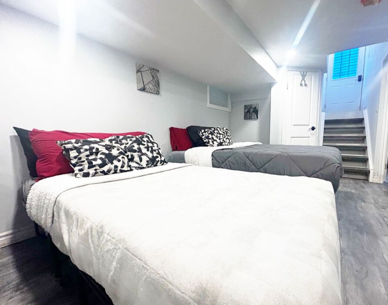 Desk, iron/ironing board, WiFi, bed sheets