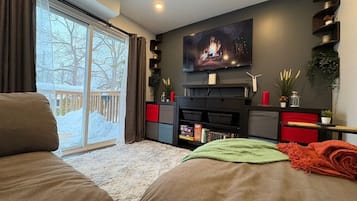 1 bedroom, desk, WiFi, bed sheets