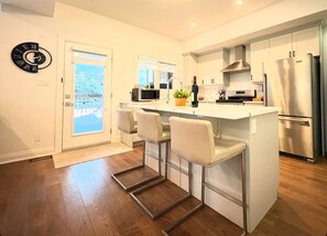 ثلاجة، ميكروويف، فرن، موقد طهي مسطح