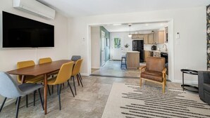 Ein zeitgemäßer Wohnraum mit Essbereich, Küche und Wohnzimmer.
