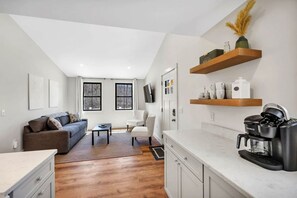 Un appartement moderne comprenant une cuisine, un espace de vie et un coin repas.
