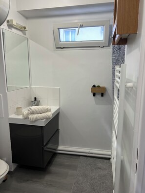 Doccia, asciugacapelli, asciugamani, sapone