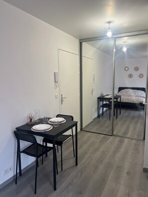 1 bedroom, bed sheets