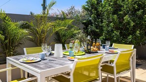 Outdoor dining - Swell – walk to Fingal Bay Beach, swimming pool, outdoor BBQ entertaining (Fingal Bay)