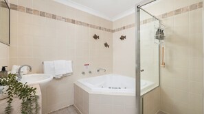 Shower, jetted bath, hair dryer, towels - Swell – walk to Fingal Bay Beach, swimming pool, outdoor BBQ entertaining (Fingal Bay)