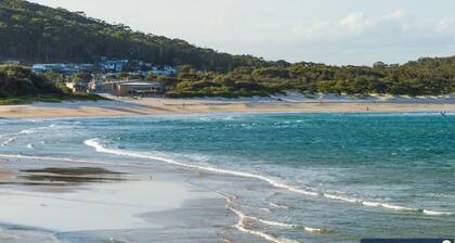 Swell – walk to Fingal Bay Beach, swimming pool, outdoor BBQ entertaining