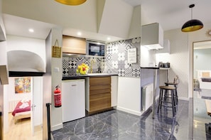 Coffee/tea maker, microwave, toaster