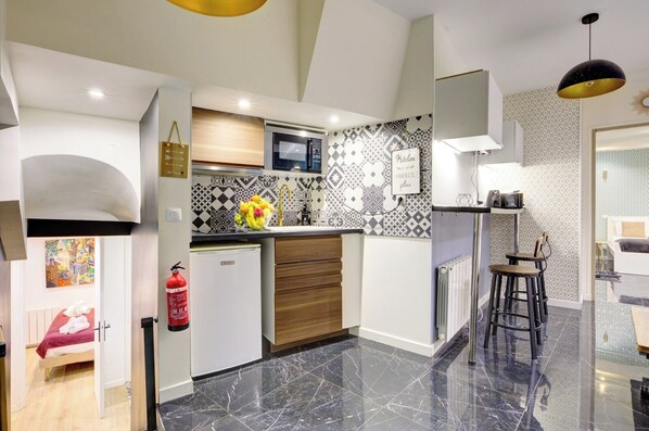 Coffee/tea maker, microwave, toaster