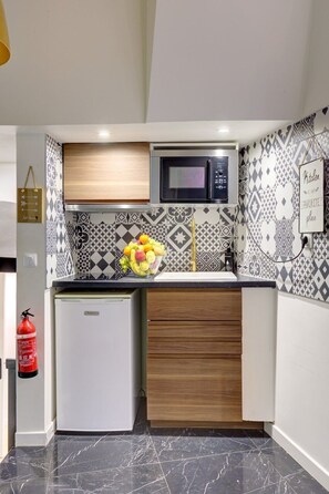 Coffee/tea maker, microwave, toaster