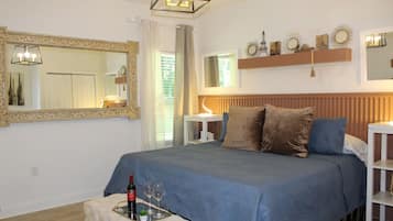 Desk, iron/ironing board, WiFi, bed sheets