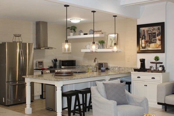 Fridge, microwave, stovetop, dishwasher