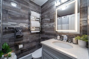 Een douche, een haardroger, handdoeken, zeep