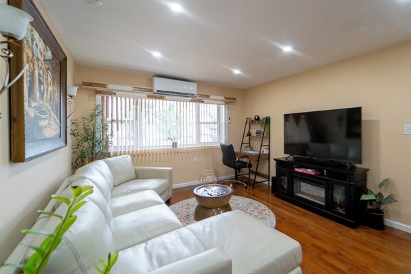 Smart-tv, een open haard en een printer