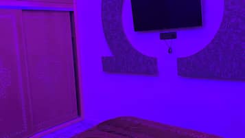 1 dormitori, planxa i posts de planxar, wifi i roba de llit