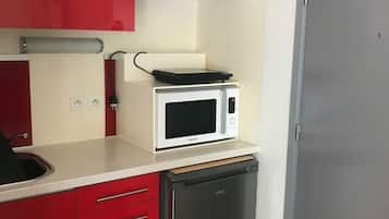 Fridge, microwave, stovetop, coffee/tea maker