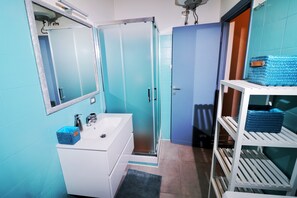 Dusche, Haartrockner, Bidet, Handtücher