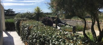 single-storey house with ocean view 80 m from the beach