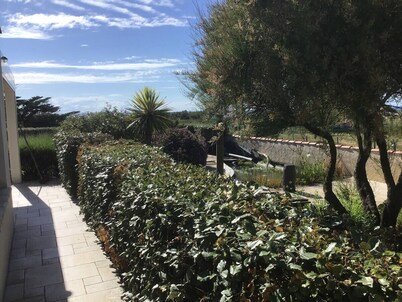 single-storey house with ocean view 80 m from the beach