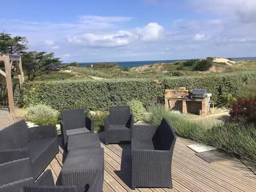 single-storey house with ocean view 80 m from the beach