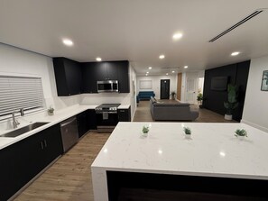 Private kitchen - Luxe 8 Guest Little Havana Retreat (Miami)