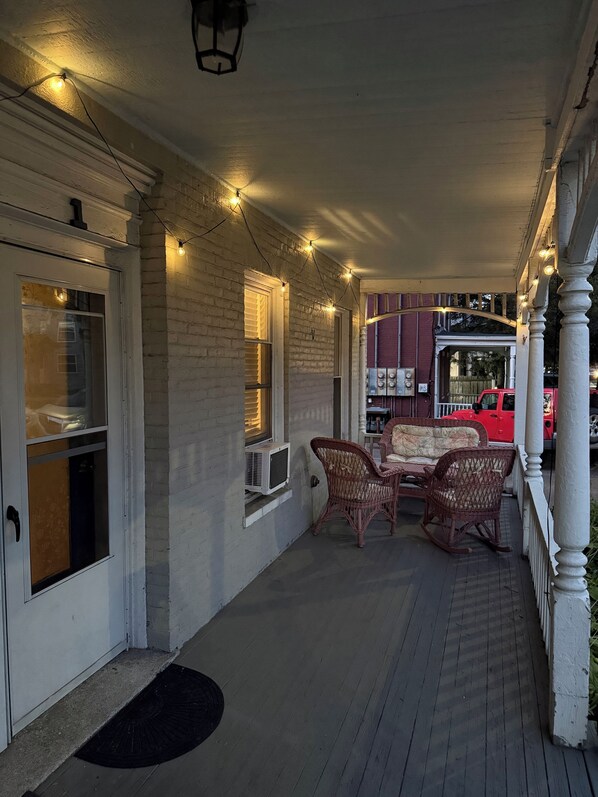 Terrace/patio - Cozy Downtown Retreat - 5 min walk to Church St - PET FRIENDLY (Burlington)