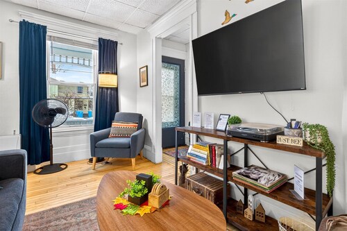 Cozy Downtown Retreat - 5 min walk to Church St - PET FRIENDLY