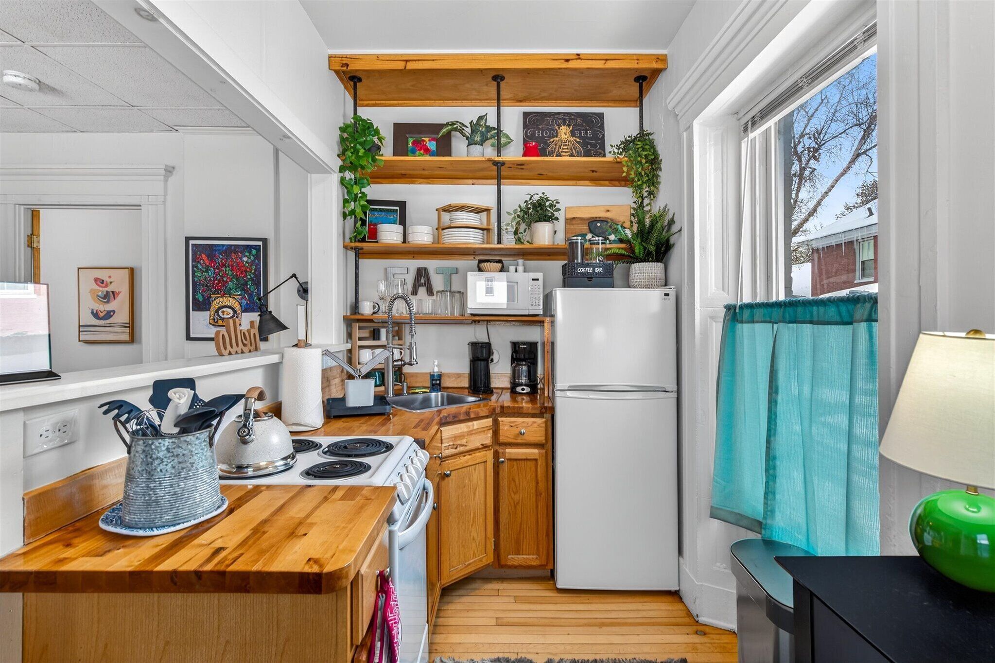 Refrigerador, microondas, horno y parrilla de estufa 