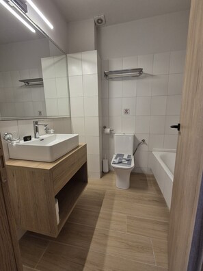 Kostenlose Toilettenartikel, Haartrockner, Handtücher, Seife