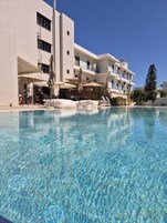 Una piscina al aire libre de temporada