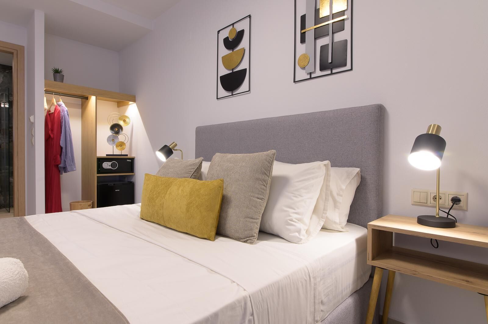 Ropa de cama hipoalergénica y caja de seguridad en la habitación 