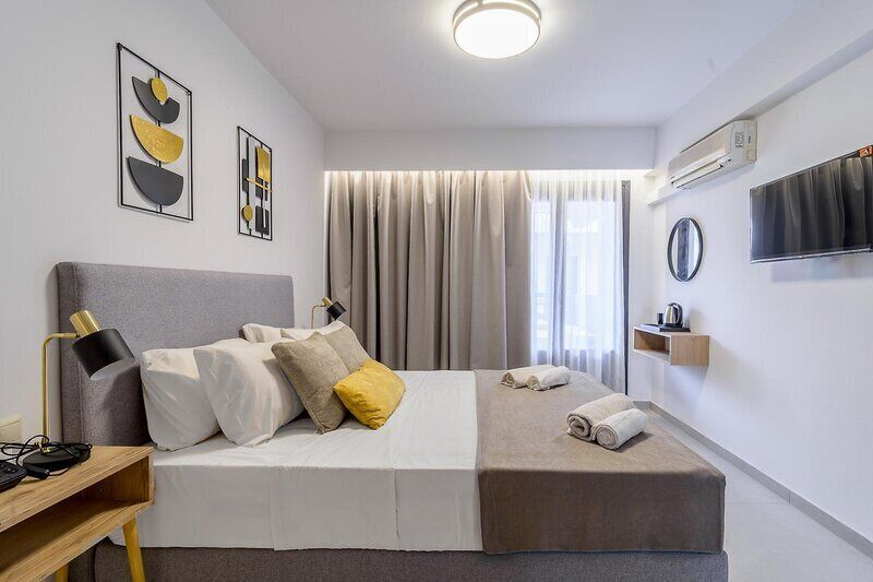 Hypo-allergenic bedding, in-room safe, iron/ironing board (on request)