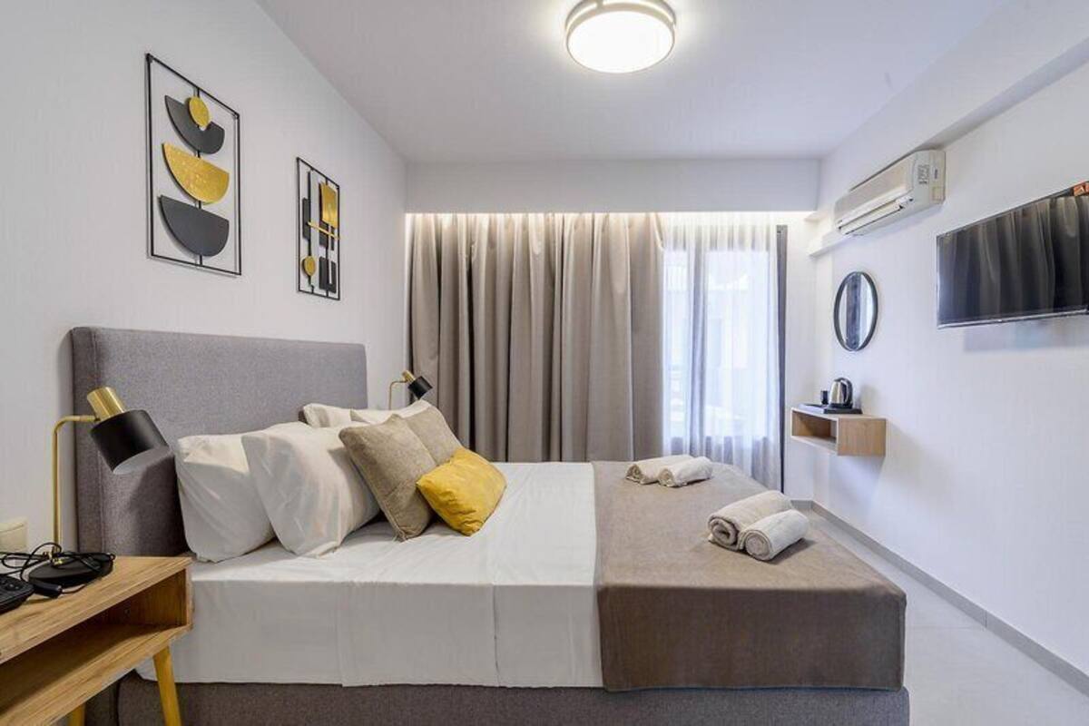 Hypo-allergenic bedding, in-room safe, iron/ironing board (on request)