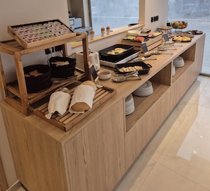 Sudah termasuk sarapan prasmanan setiap hari