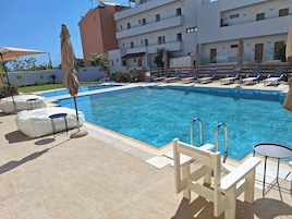 Una piscina al aire libre de temporada
