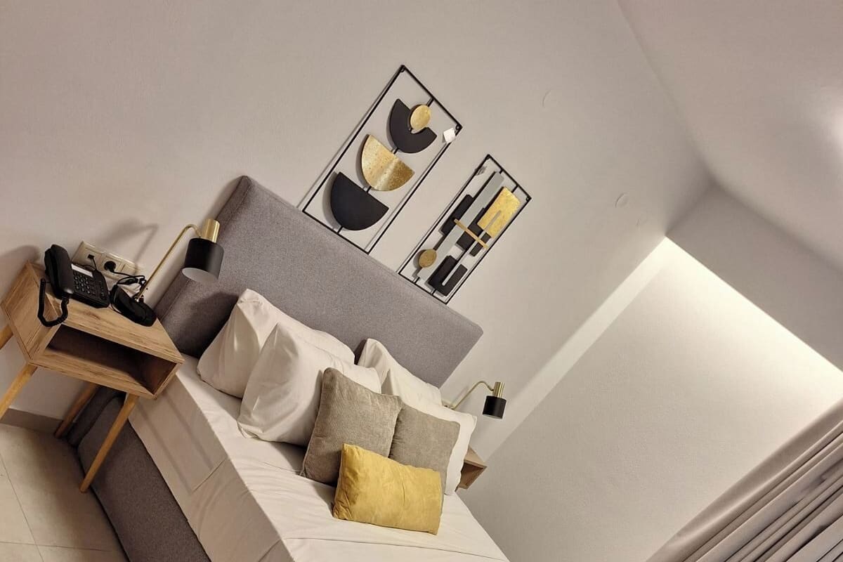 2 soveværelser, allergivenligt sengetøj, pengeskab på værelset