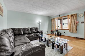 Smart TV - Close to Fall Charming 3-bedroom House with AC and WiFi in amazing Niagara Falls (Niagara Falls)