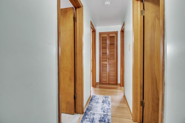 Interior - Close to Fall Charming 3-bedroom House with AC and WiFi in amazing Niagara Falls (Niagara Falls)