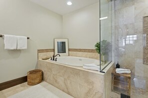 Douche, sèche-cheveux, serviettes fournies