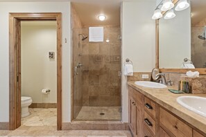 Regadera, secadora de cabello, toallas 