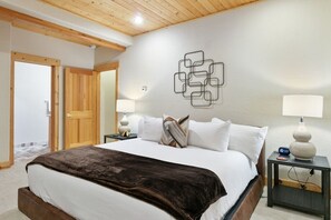 3 habitaciones, tabla de planchar con plancha, wifi y ropa de cama 