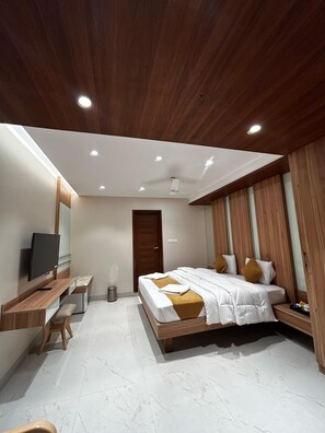 Royal Room, Refrigerator | Desk, free WiFi