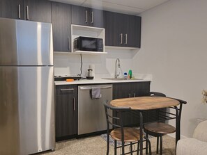 Een microgolfoven, een kookplaat, een vaatwasser