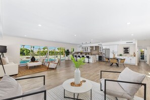 Smart-tv, eldstad, ett bordtennisbord och printers