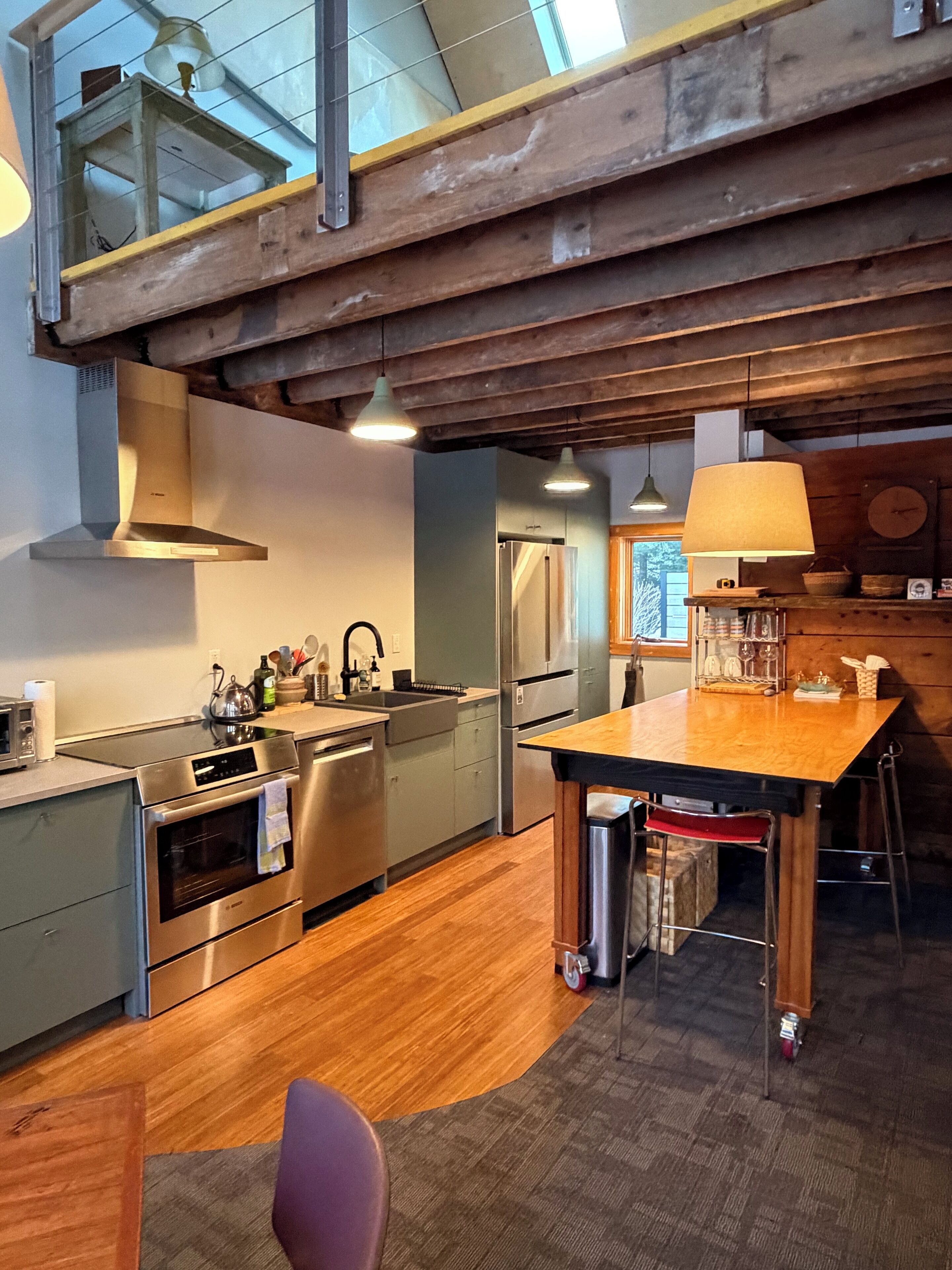 Micro-ondes, cafetière/bouilloire, grille-pain